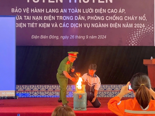 2 Ông Lê Duy Dũng – Phó đội trưởng đội QLHC về TTXH công an huyện Điện Biên Đông hướng dẫn các em học sinh cách ứng phó khi cháy nổ sảy ra