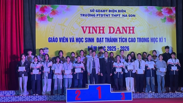 Trường Phổ thông DTNT THPT Na Son đã long trọng tổ chức Chương trình vinh danh giáo viên, học sinh có thành tích cao trong học kì I, năm học 2025-2026